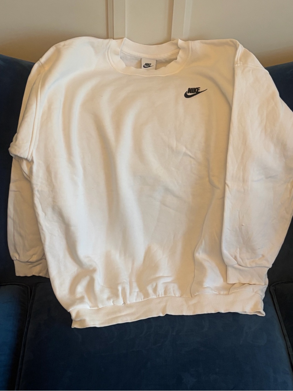 Nike youth White Crewneck Sweatshirt with Small Swoosh xl